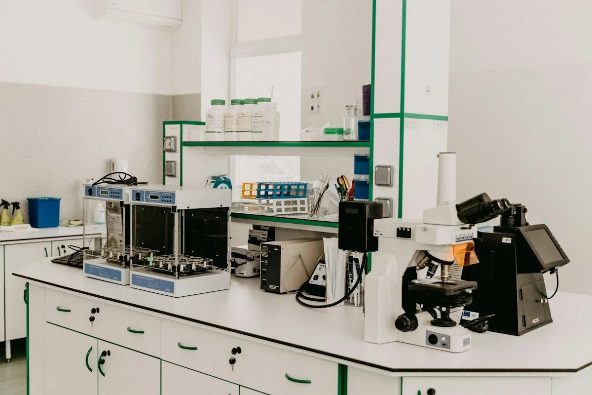 Wyposażone stanowisko w laboratorium badawczym
